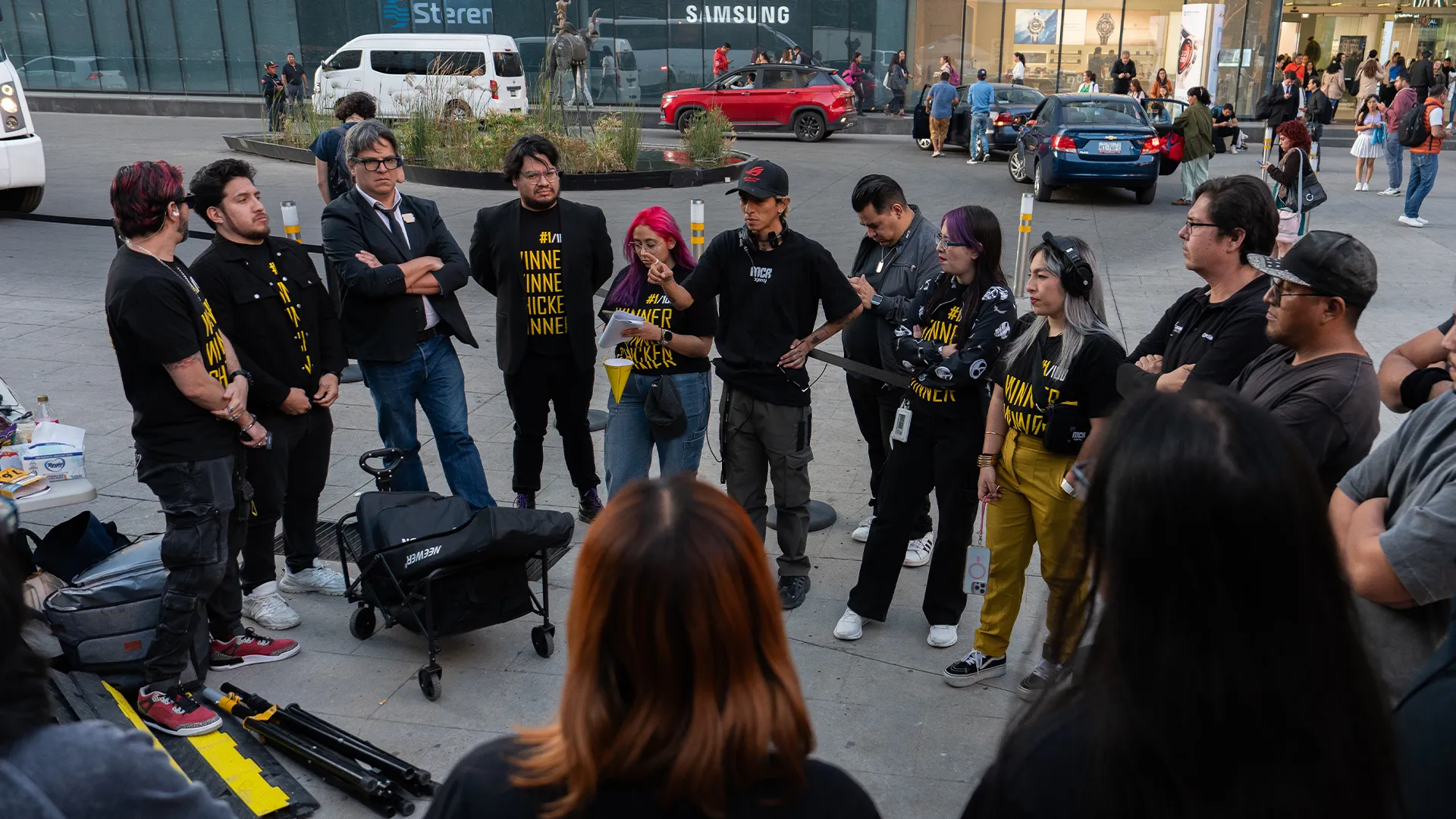 Equipo de producción in-house de MCR Agency cubriendo una activación