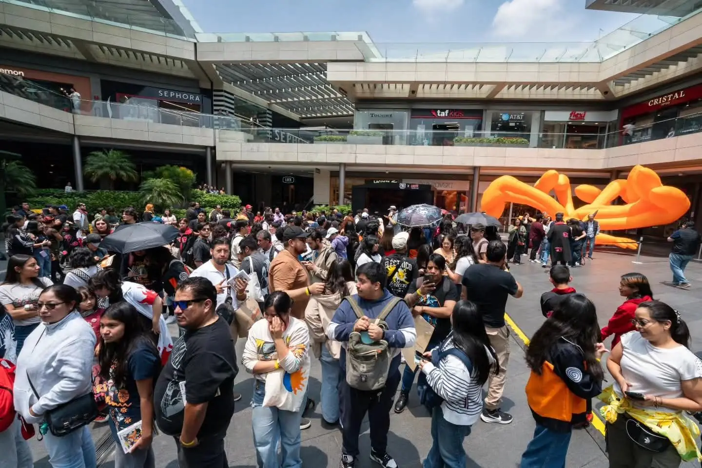 Asistentes reunidos junto a la instalación del Zorro de Nueve Colas en Oasis Coyoacán