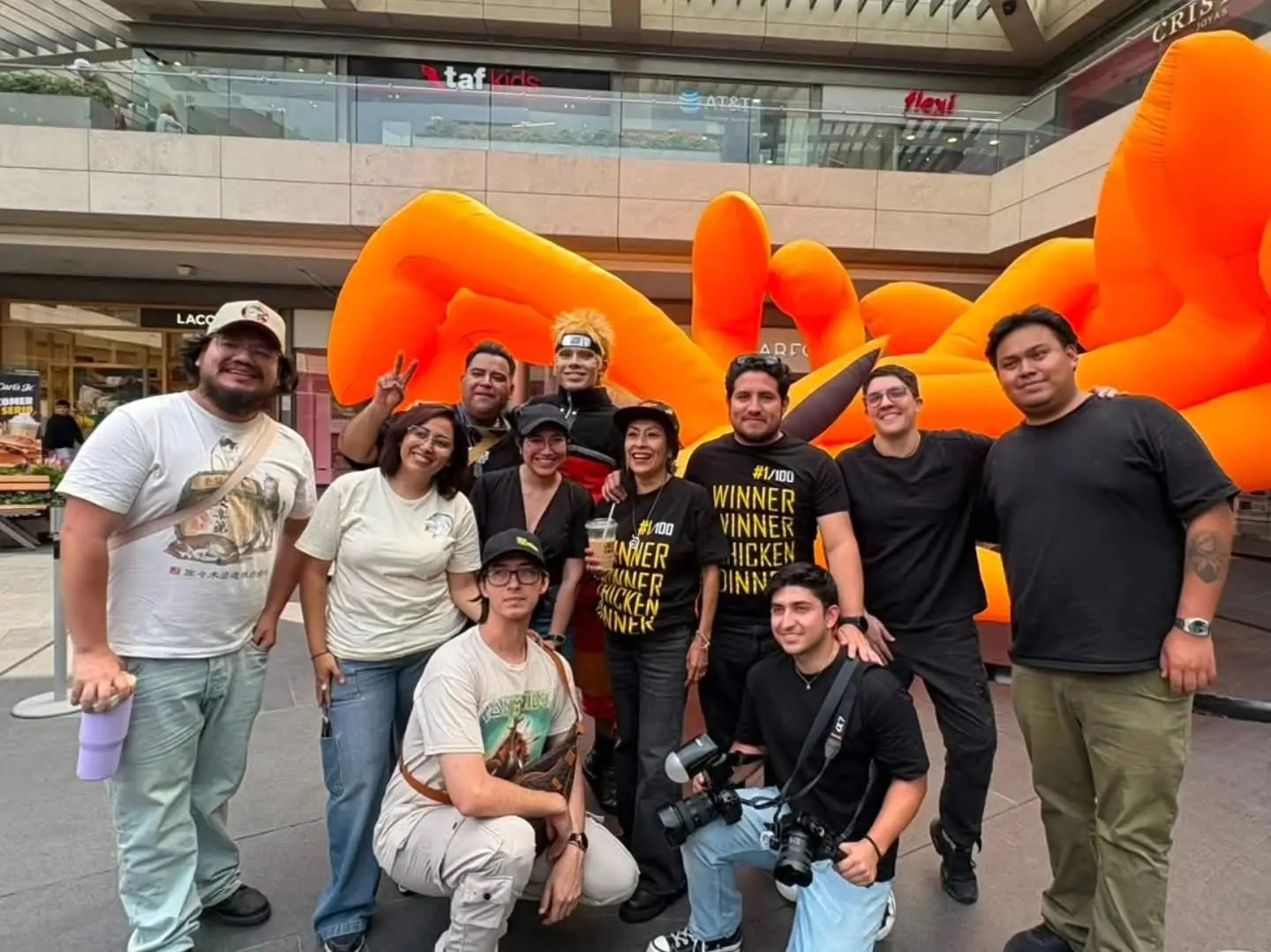 Equipo y participantes frente a la instalación temática de la colaboración